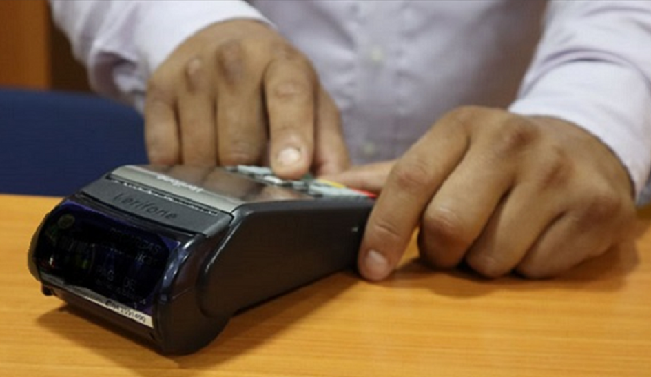 Estafa a comercios en al ciudad de Melo mediante tecnología POS. Manos utiizando un POS
