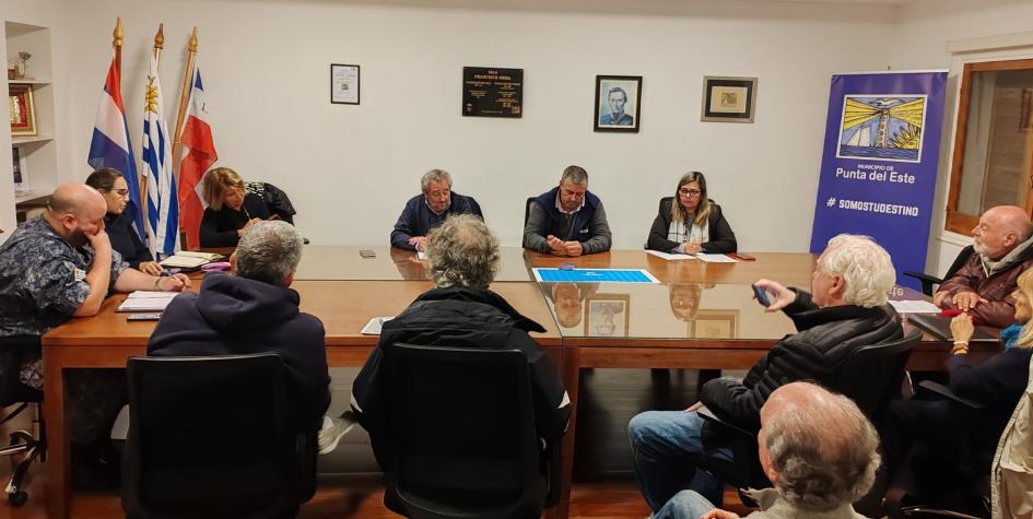 Mesa Local de Convivencia y Seguridad Ciudadana Punta del Este Reunión de personas sentadas entorno a una mesa