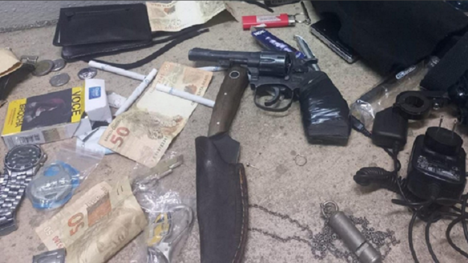 Revólver, dinero, cuchillo y otros objetos incautados al hombre requerido por la Justicia. Revólver, dinero, cuchillo y otros objetos.
