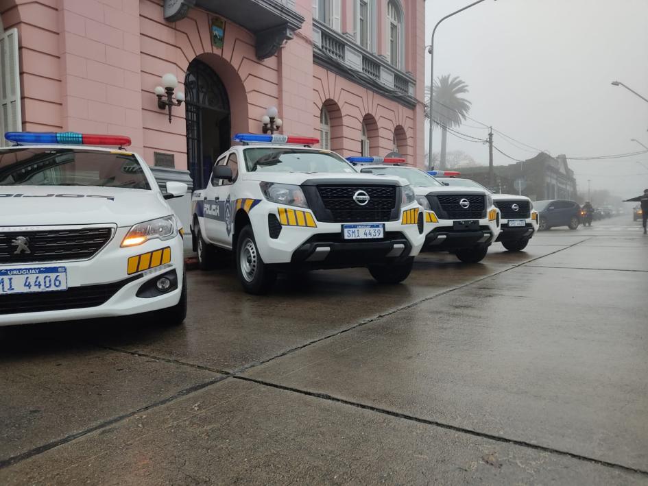 Movil Policial frente a Jefatura Moviles frente a Jefatura