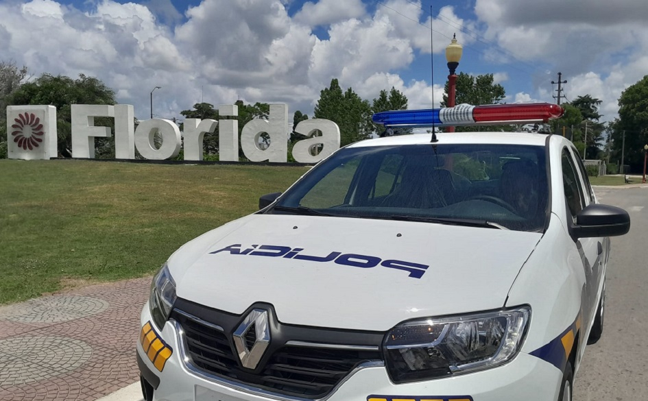 Móvil policial con letras de Florida al fondo