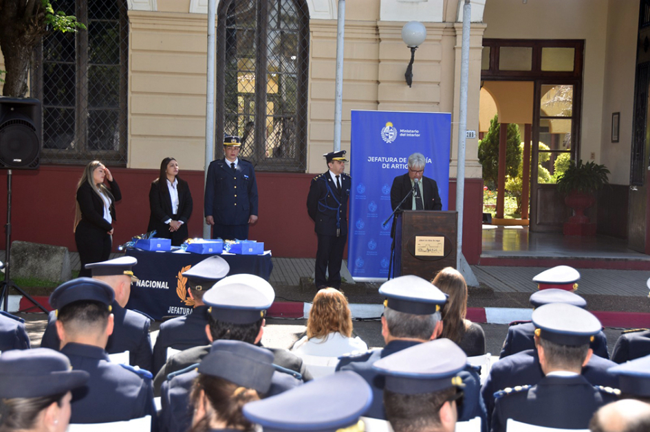 Maestro de Ceremonia haciendo uso de la palabra en Acto Central
