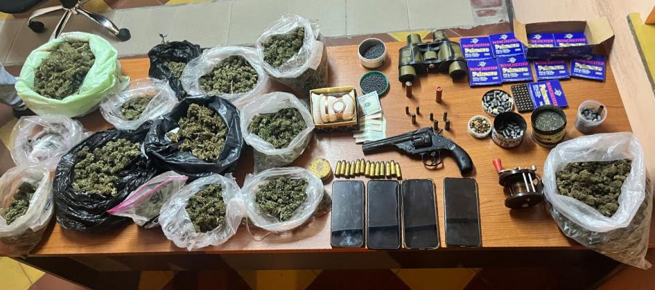 Drogas, arma, dinero y municiones Drogas, arma, dinero y municiones