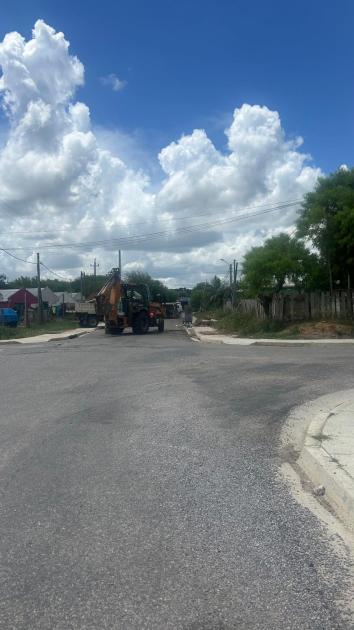 Maquina trabajando en limpieza de espacio en barrio Peñarol Maquina trabajando en limpieza de espacio en barrio Peñarol
