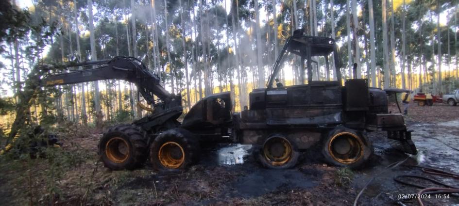Máquina cosechadora incendiada Máquina incendiada en pueblo Arébalo