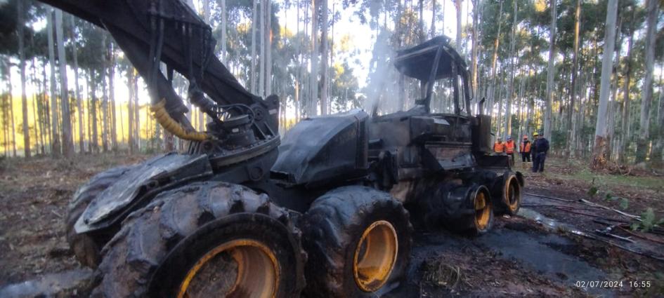 Máquina cosechadora incendiada Máquina incendiada en pueblo Arébalo