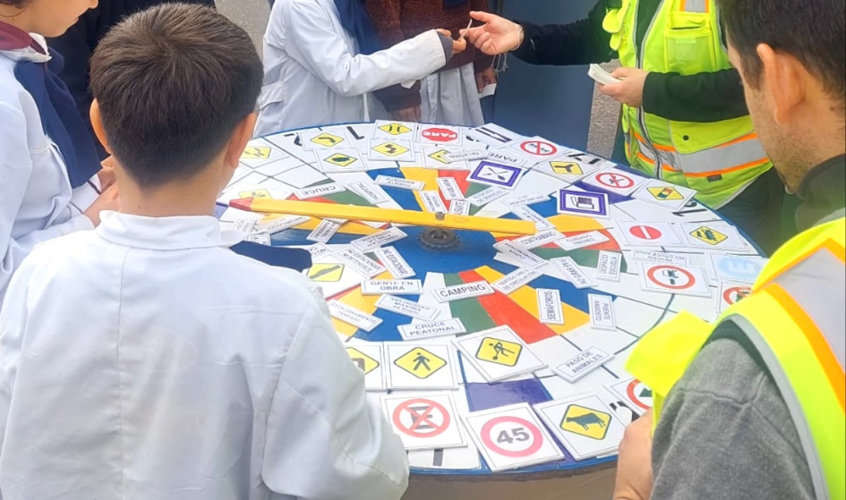 Niños participando de actividades educativas