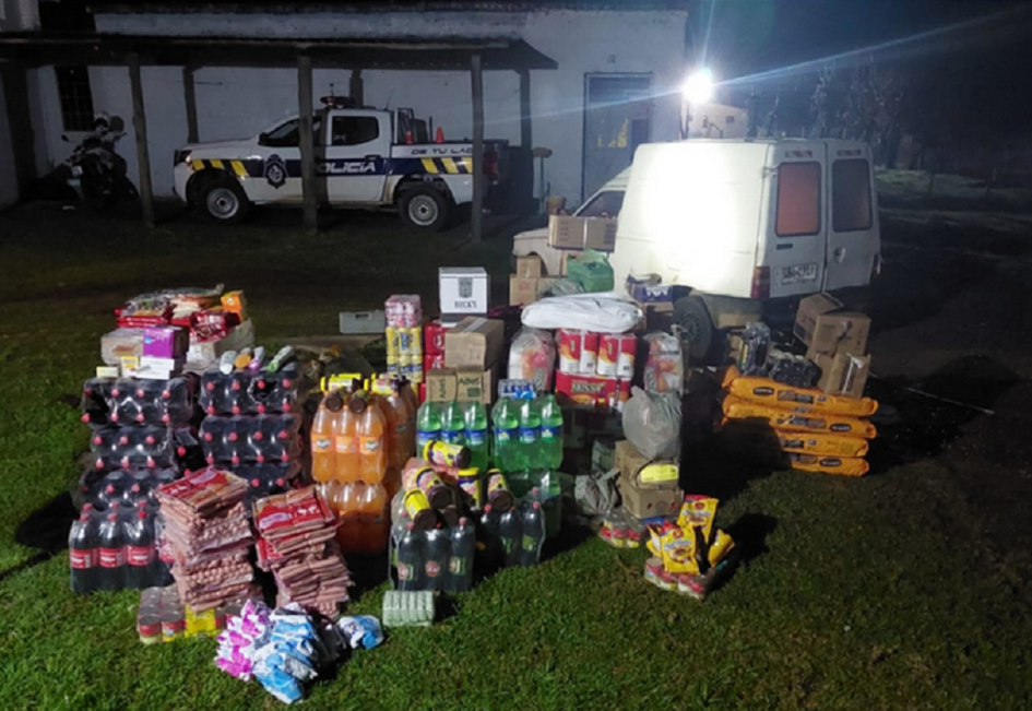 Mercaderai de contrabando incautada tras Control vehicular. Comestible, bebidas, alimentos para animales incuatados.