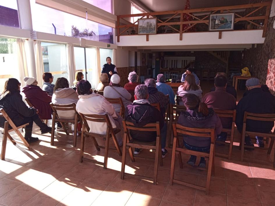 Vecinos de varios barrio de Minas con policía comunitaria reunidos en Salón Barrio España Vecinos de varios barrio de Minas con policía comunitaria reunidos en Salón Barrio España