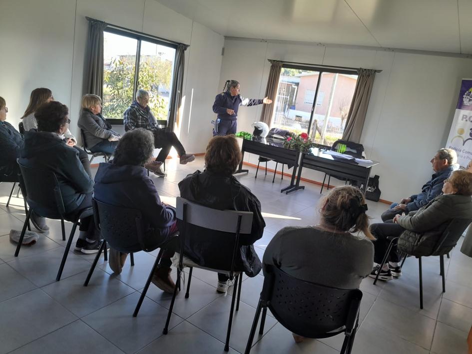 vecinos de barrios Olimpico y Firenze reuniodos con policía comunitaria Mesa en Salón Sueño dorado vecinos de barrios Olimpico y Firenze reuniodos con policía comunitaria Mesa en Salón Sueño dorado