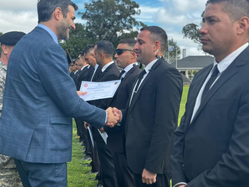 Ministro del Interior entregando certificado a uno de los policías que realizó el curso. Ministro del Interior entregando certificado a uno de los policías que realizó el curso.