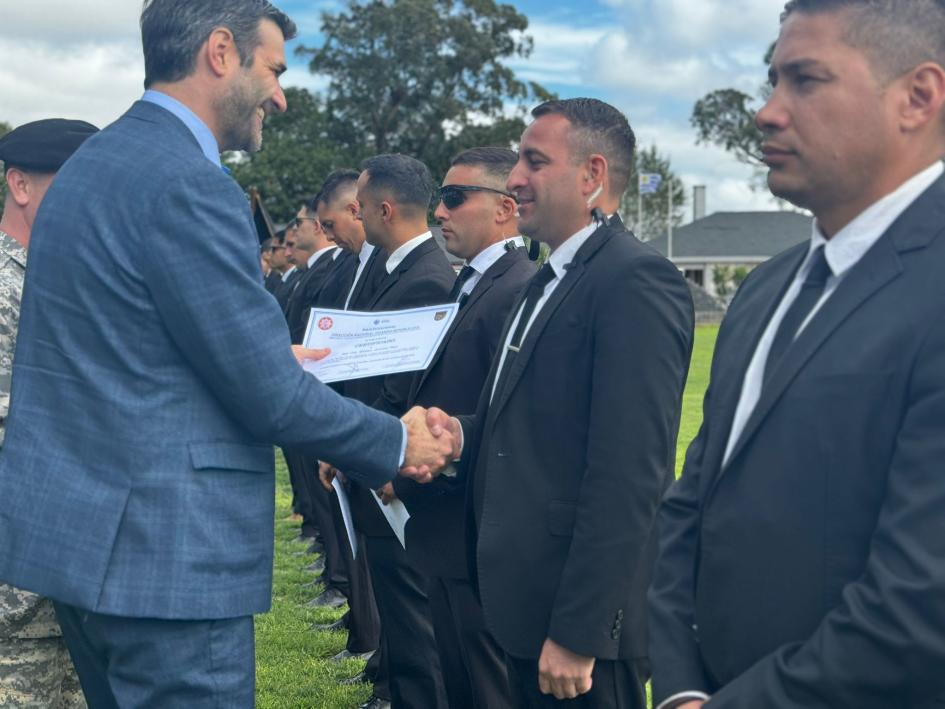 Ministro del Interior entregando certificado a uno de los policías que realizó el curso.