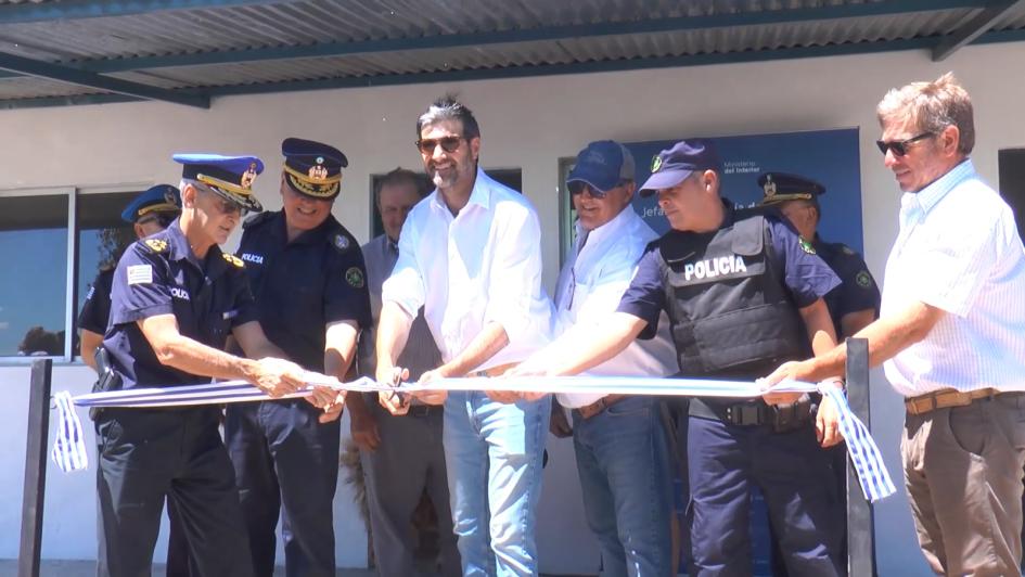 Autoridades cortando la cinta de inauguración Autoridades cortando la cinta de inauguración