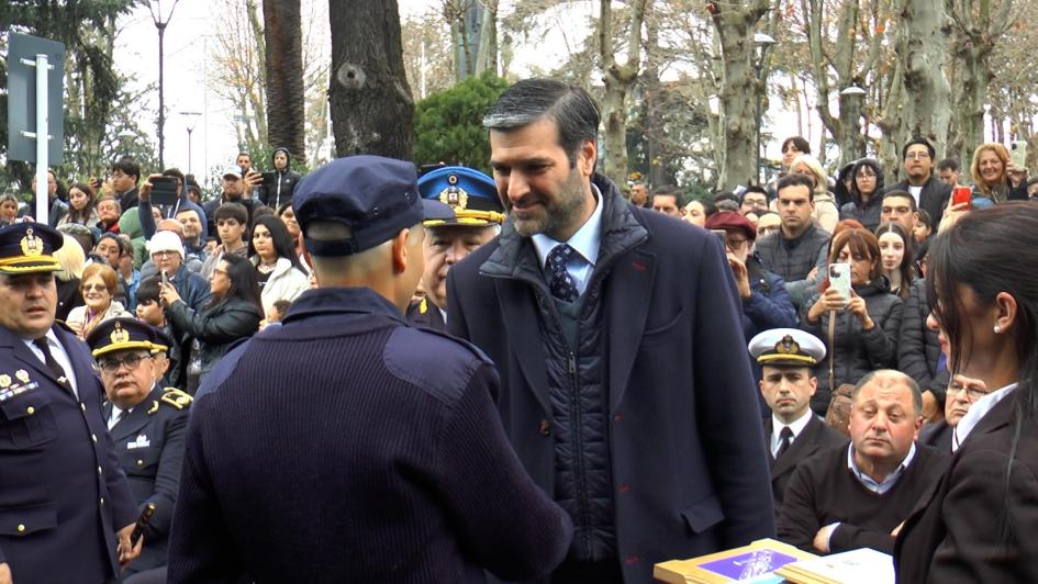 Ministro del Interior entregando reconocimiento a un alumno. Ministro del Interior entregando reconocimiento a un alumno.