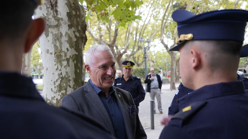 Ministro del Interior saludando a Policías de Durazno. Ministro del Interior saludando a Policías de Durazno.