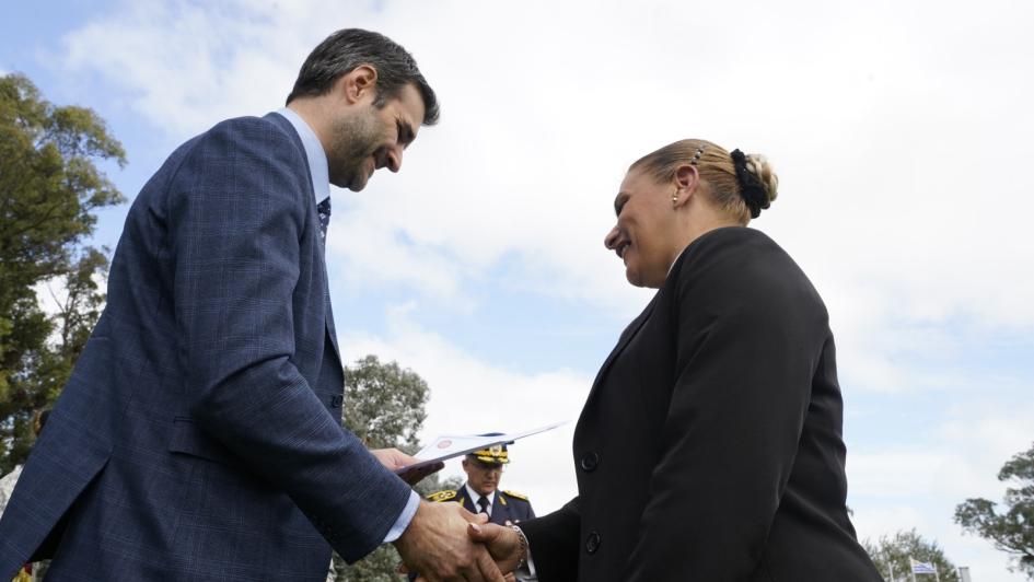 Ministro del Interior entregando certificado a una de las policías que realizó el curso.