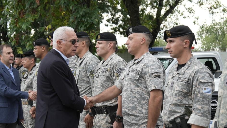 Ministro del Interior saludando a los efectivos formados. Ministro del Interior saludando a los efectivos formados.