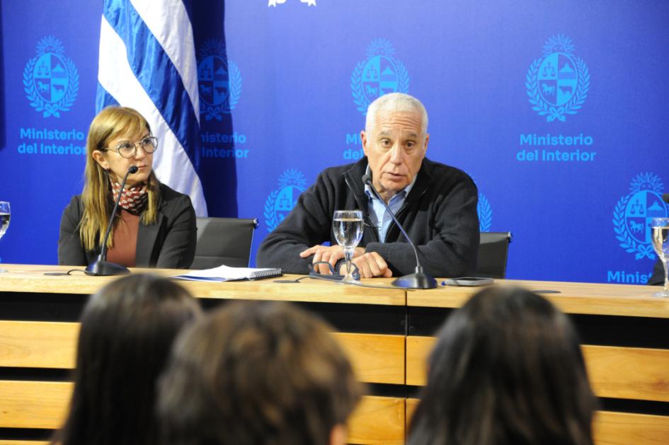 Ministro Carlos Negro junto a Ana Juanche, Directora del INR Ministro Carlos Negro junto a Ana Juanche, Directora del INR