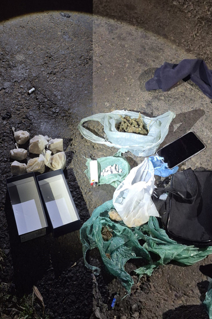 Mochila celular y droga incautada por la policía