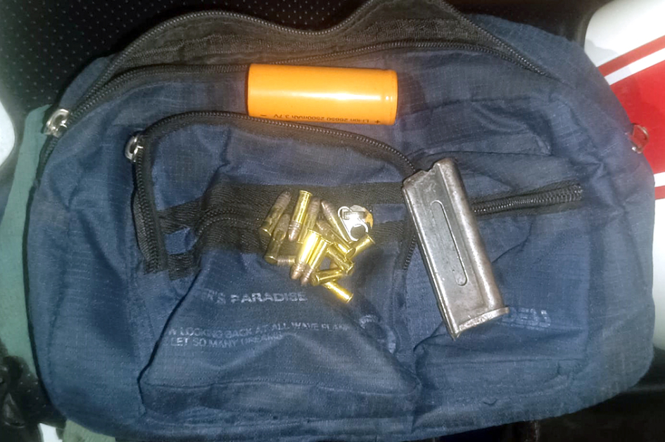 Mochila municiones y cargador incautados por la policía