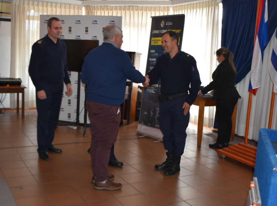 Oficial Ayudante Nello Montes de Oca recibiendo un reconocimiento Un funcionario policial recibiendo reconocimiento de sus superiores.