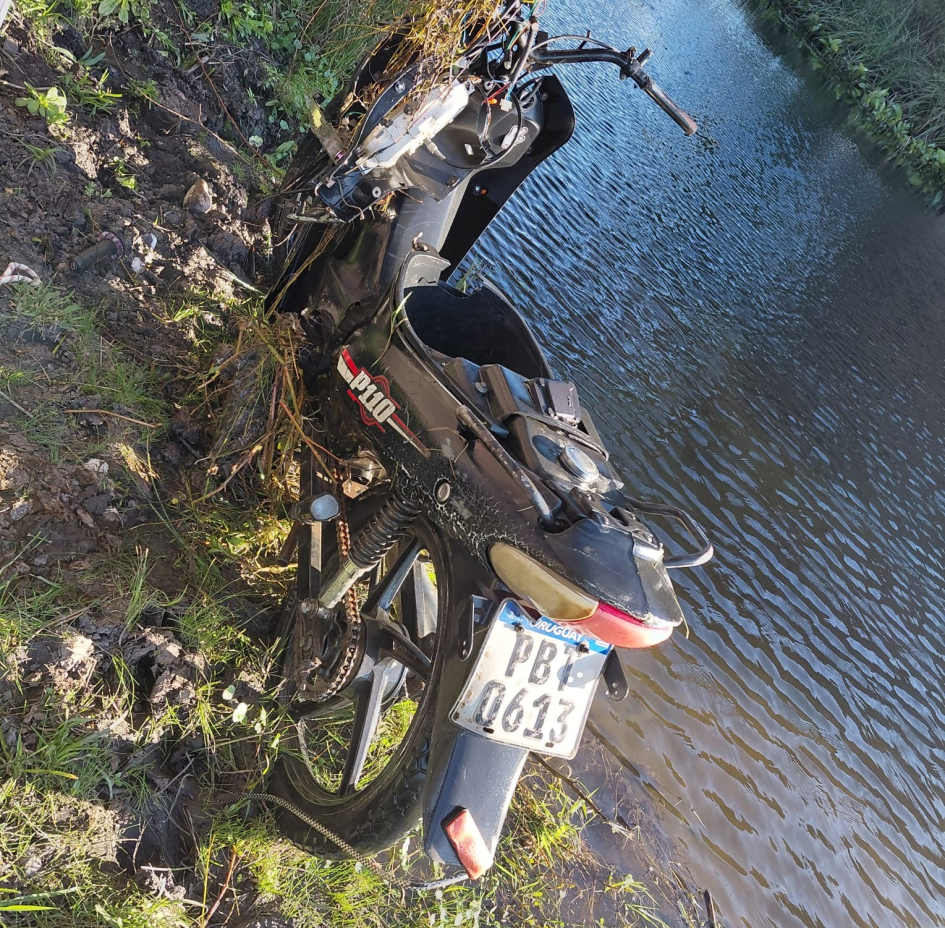 Moto recuperada moto con daños extraida desde el agua