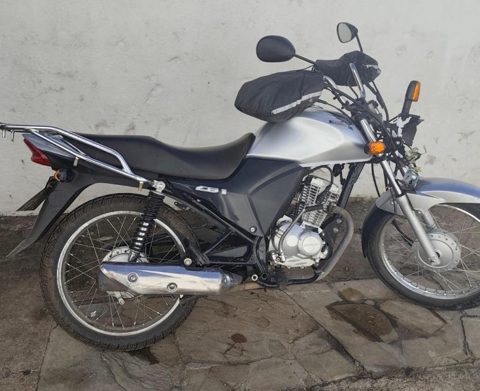 Moto hurtada recuperada vista lateral entera con daños en luminaria