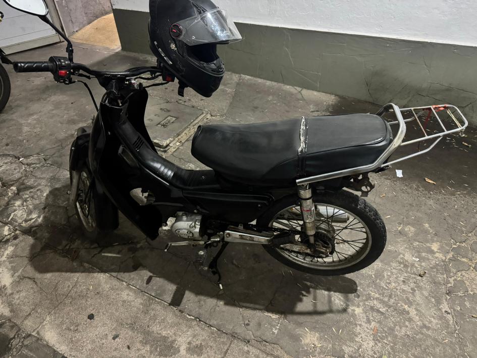 Moto color negro con casco hurtada recuperada incautada a adolescente infractor