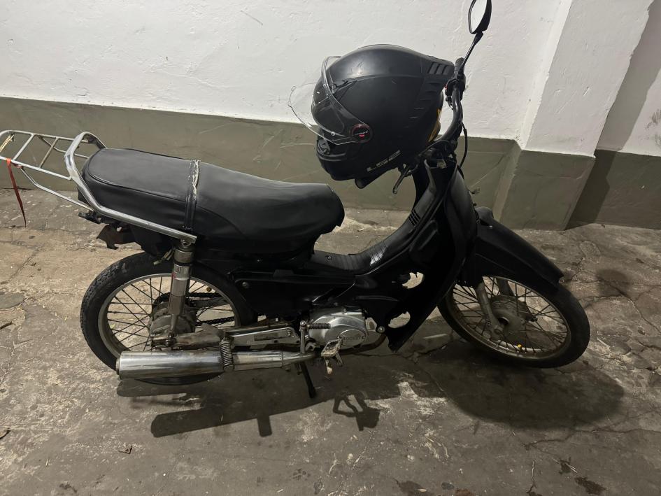 Moto hurtada recuperada incautada a adolescente infractor Moto color negro con casco hurtada recuperada incautada a adolescente infractor