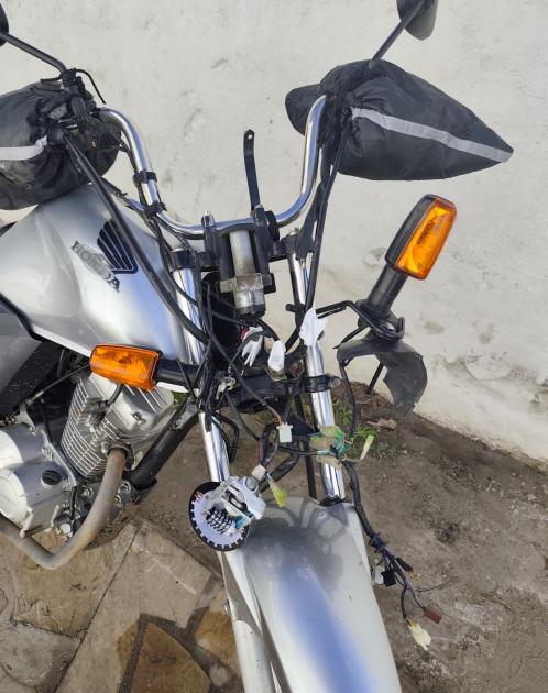 Moto hurtada recuperada vista de manubrio con daños en luminaria