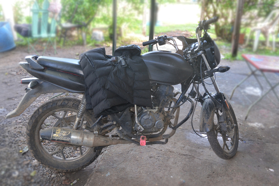 Motocicleta campera y revólver incautados por la policía.