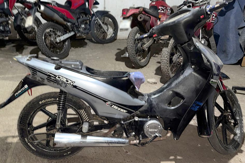 Motocicleta tipo pollerita incautada por la policía Motocicleta tipo pollerita incautada por la policía