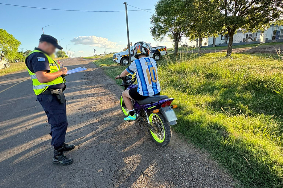 Motociclista siendo inspeccionado por la policía Motociclista siendo inspeccionado por la policía