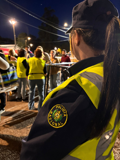 Operativo policial en el Festival Minas y Abril 2026 Mujer policía custodiando ingreso al Festival Minas y Abril 2026