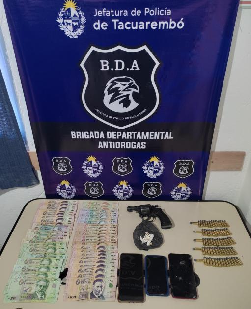 Objetos incautados en un allanamiento Objetos incautados en un allanamiento