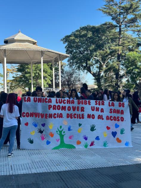 Niños con pancarta en Plaza Rivera a la salida