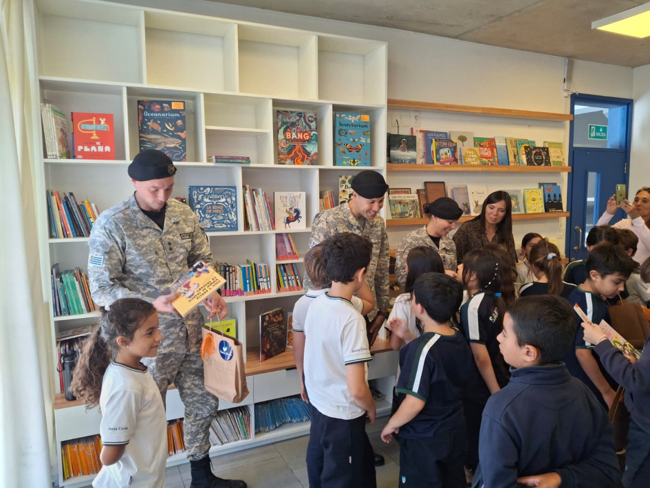 Infancias entregan libros a equipo de la DNGR