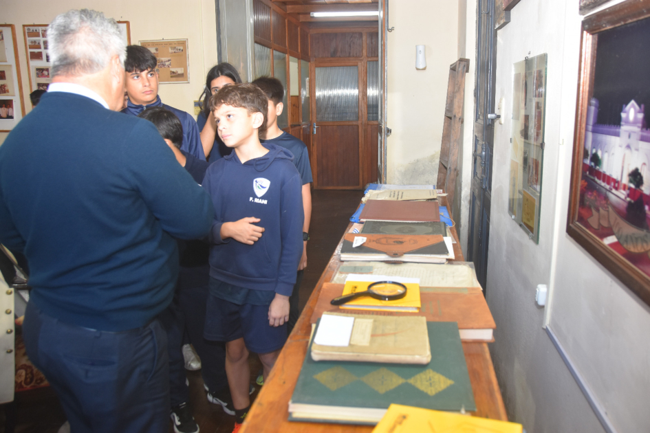 Niños escolares escuchando atentos la explicación del guía.