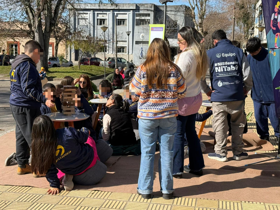 Niños participando de juegos durante la jornada.