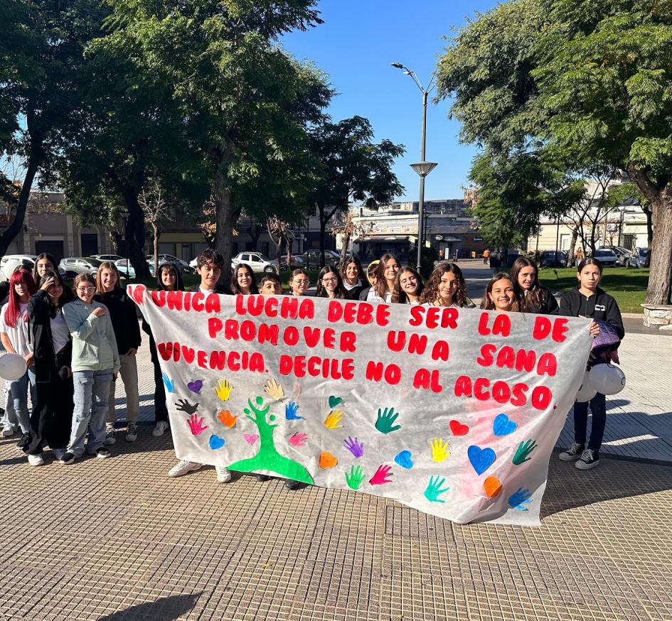 Niños y niñas con pancarta en Plaza Libertad