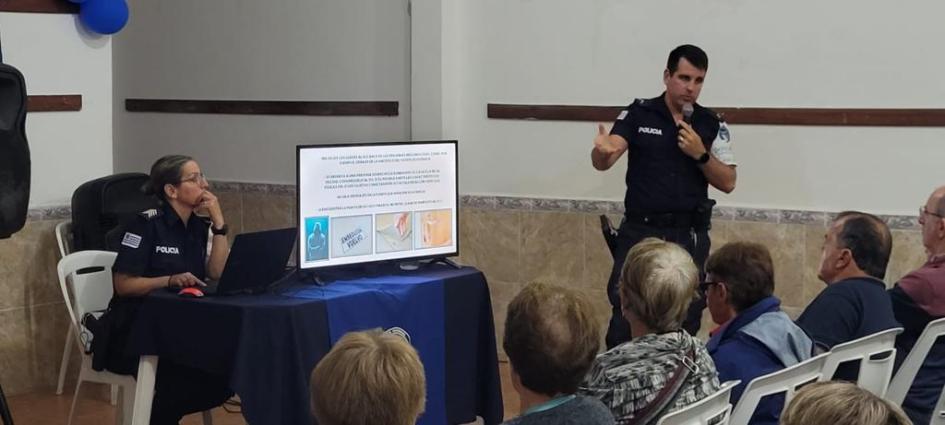 Cabo Nicolás Pereira y SOM Carmen Martínez en tercer jornada de Escuela de Seguridad Ciudadana