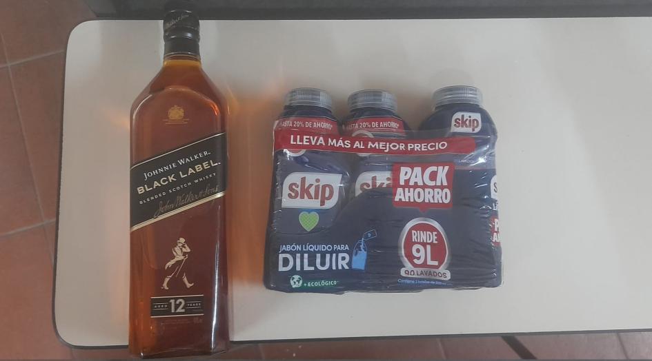 Objetos incautados a la mujer botella de whisky y pack de jabones incautados a la mujer