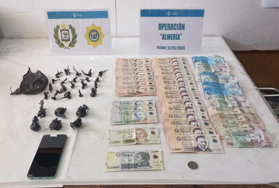 Cocaína, Marihuana, dinero incautados a motociclista en San José de Mayo Cocaína, Marihuana, dinero incautados a motociclista en San José de Mayo