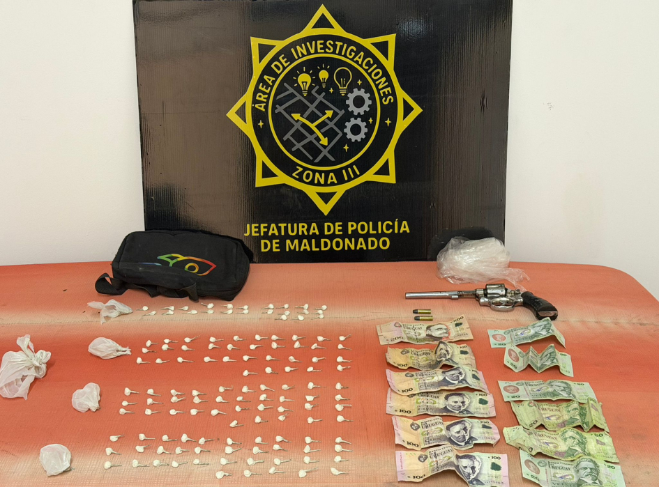 Arma, sustancias y dinero incautado