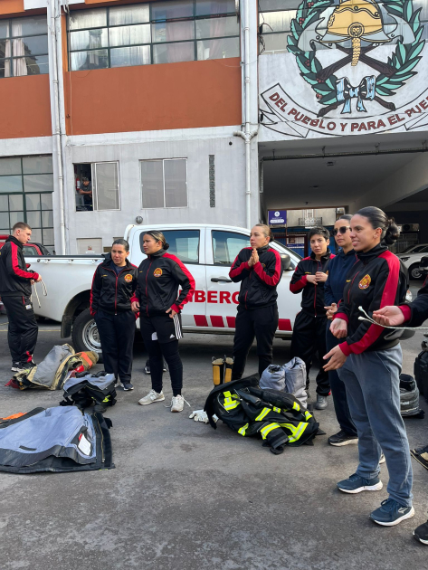 Competencias bomberiles Compañeros apoyando y esperando por la prueba