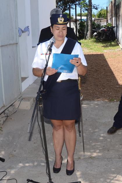 Oficial Principal Natalia Bertolio leyendo palabras alusivas a la fecha. Oficial Principal Natalia Bertolio leyendo palabras alusivas a la fecha.