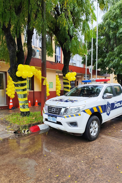 Oficina Comunitaria decorada con móvil policial enfrente