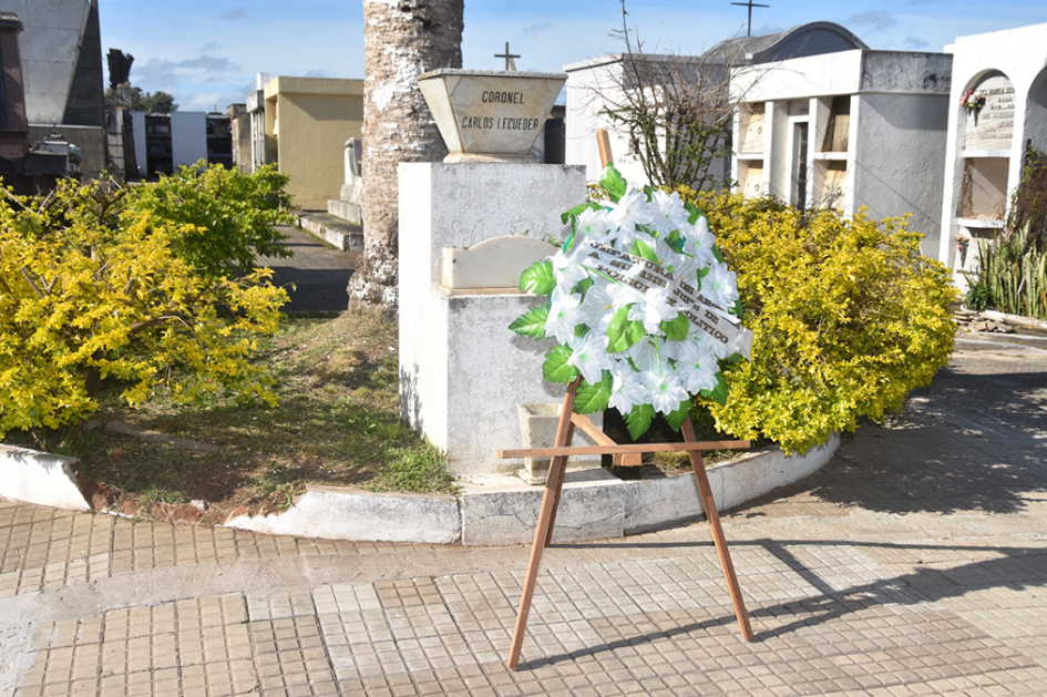 Ofrenda Floral frente a panteón del Coronel Carlos Lecueder