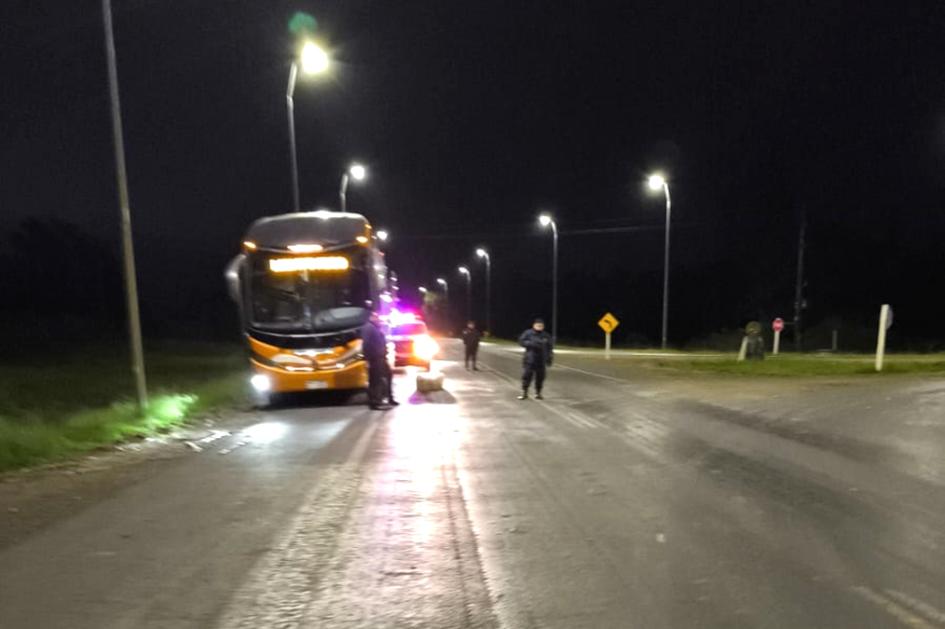 Omnibus Interdepartamental detenido por la Policía. Omnibus Interdepartamental detenido por la Policía.