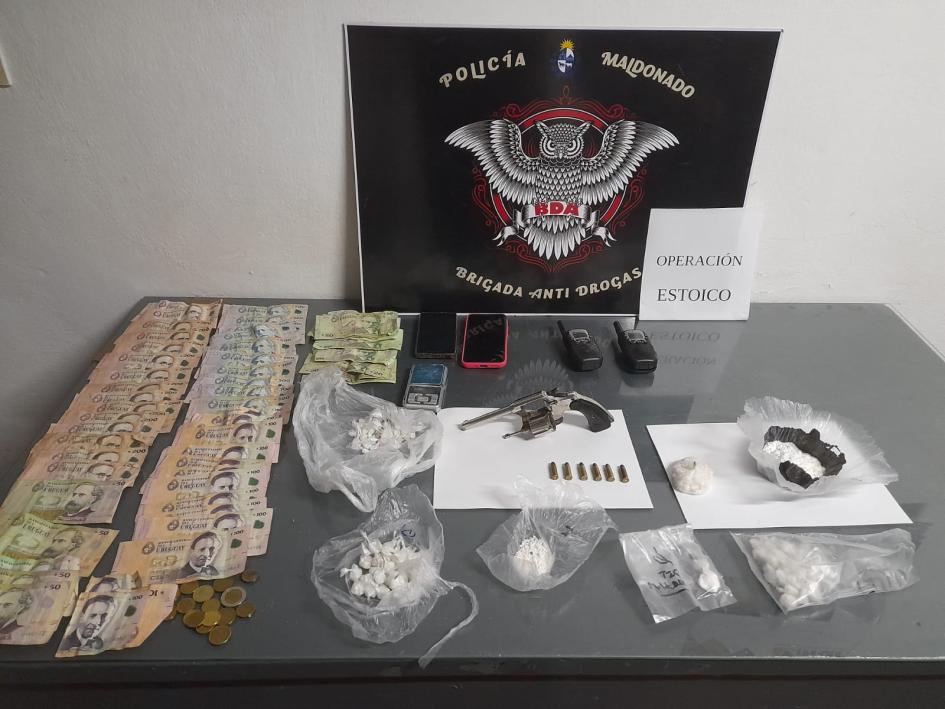 Operación "ESTOICO" en San Carlos exhibición sobre una mesa de dinero, envoltorios con droga y arma incautada